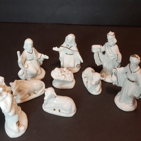 Nativity scene white with gold trim 9 piece - Picture 1 of 6